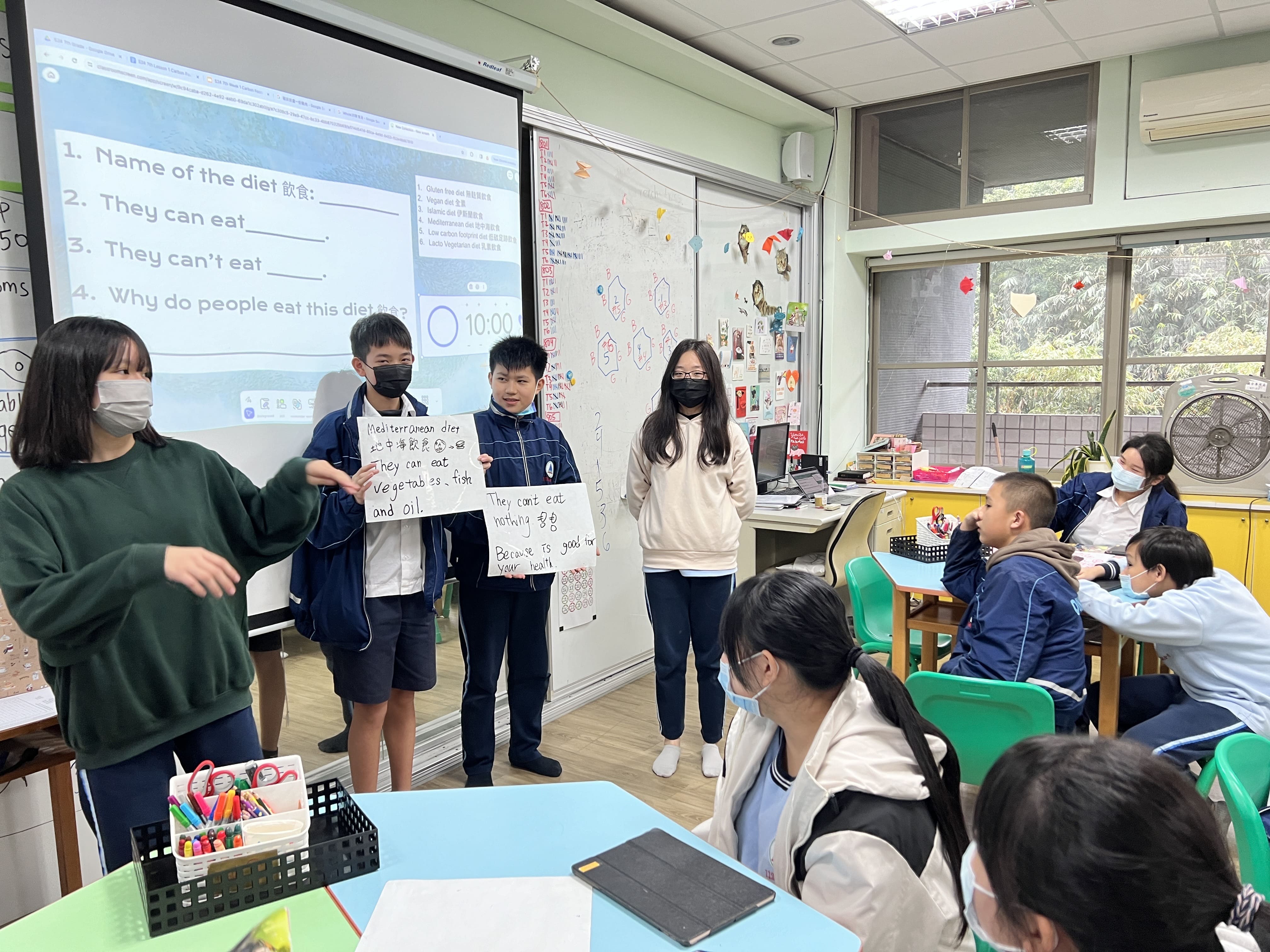 學生於雙語家政課上台報告